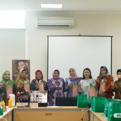 Dharma Wanita UNESA Adakan Pertemuan Rutin dan Belajar Make-Up Bersama