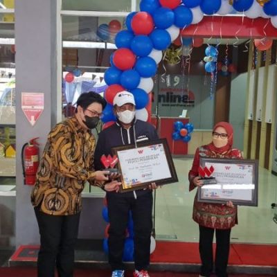 Rektor UNESA Terima Anugerah Peduli Pendidikan 2022