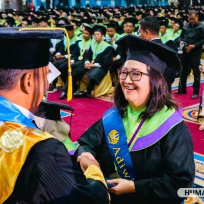 Cerita Lulusan Terbaik UNESA Sandang Gelar di Usia 77 Tahun