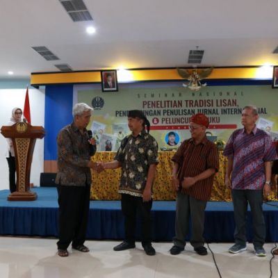 FBS Bahas Tradisi Lisan dan Penulisan Jurnal serta Luncurkan 49 Buku Karya Dosen