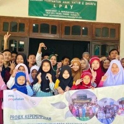 Mahasiswa PPG Prajab UNESA Latih Anak Meronce Manik Bernilai Ekonomi