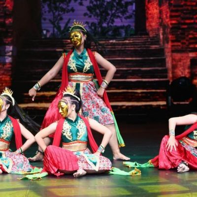 Tarian Delegasi UNESA Warnai Panggung Indonesian Cultural Night KBRI Bangkok