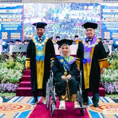 Keren Lulusan Terbaik Hadiri Wisuda dengan Berkursi Roda, Diapresiasi Pimpinan