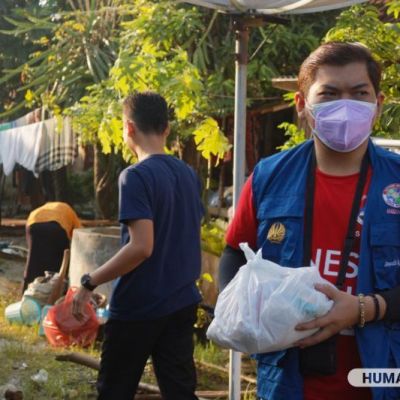 Ribuan Keluarga Terdampak Banjir, Relawan UNESA Terjun Lokasi Beri Psikoedukasi