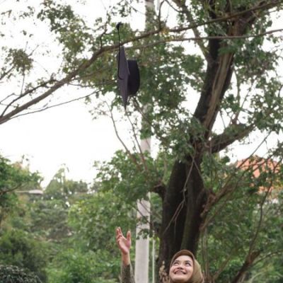 Kisah Lulusan Terbaik UNESA Keluar Masuk Hutan Demi Praktikum, Kini Bekerja di Mondelez International