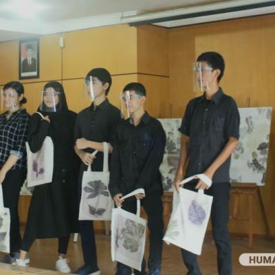 Mengabdi Mahasiswa UNESA Adakan Pelatihan Pembuatan Batik Ecoprint untuk Siswa Tunarungu Surabaya