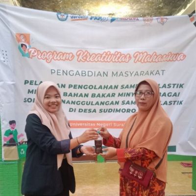 Mahasiswa UNESA Latih Warga Olah Sampah Plastik jadi Bahan Bakar Minyak