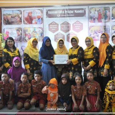 Tasyakuran HUT Ke-19, Dharma Wanita Persatuan Unesa Gelar Baksos
