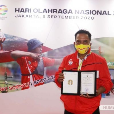 Rektor Unesa Raih Penghargaan di Acara Puncak Peringatan Hari Olahraga Nasional