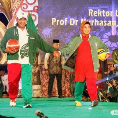 Hadir dalam Kick Off 1 Abad NU, Kostum Khas Olahragawan Cak Hasan dan Istri jadi Rebutan