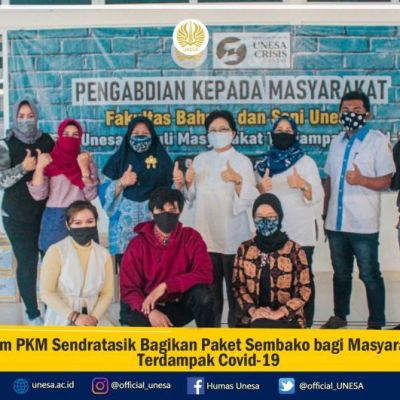 Tim PKM Sendratasik Bagikan Paket Sembako bagi Masyarakat Terdampak Covid-19