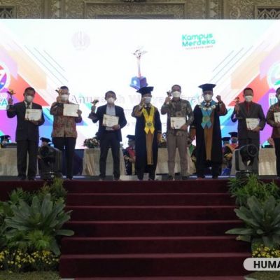 UNESA Beri 10 Penghargaan dari Puan Maharani, Kiai Marzuqi hingga Eri Cahyadi