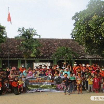 Resimen Mahasiswa 804 UNESA Gelar Karya Bakti Mulai Pengajaran, Bakti Sosial Hingga Sosialisasi Prokes dan Pelatihan Jahit Masker