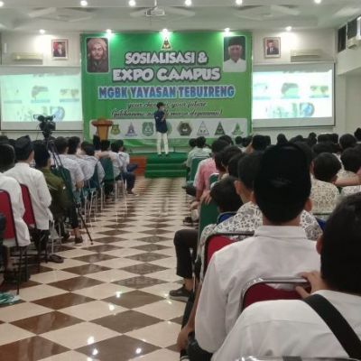 UNESA Kenalkan Sejumlah Unggulan pada Ratusan Santri Ponpes Tebuireng Jombang