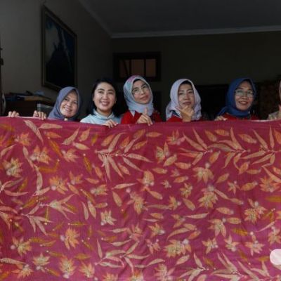 Kembangkan Batik Ecoprint Khas UNESA, Tim DWP Belajar Langsung ke Semarang